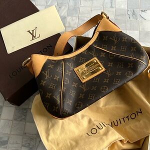 Louis Vuitton Thames PM Monogram classic shoulder bag